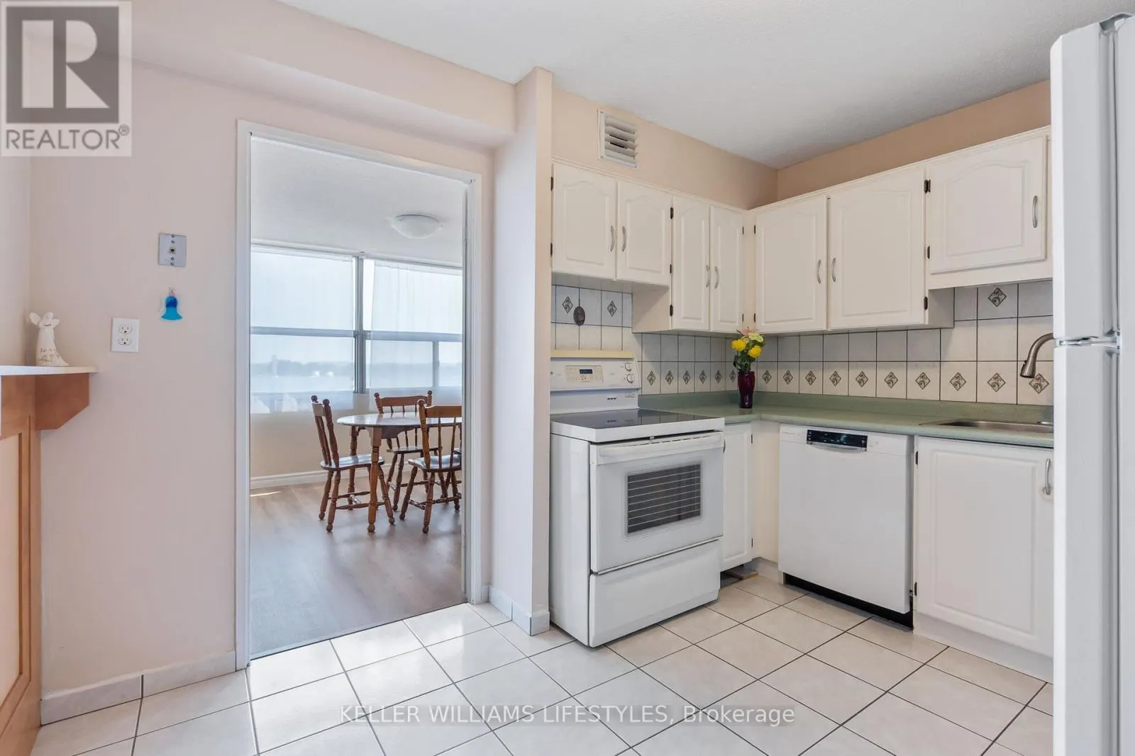 605 - 380 KING STREET, #605