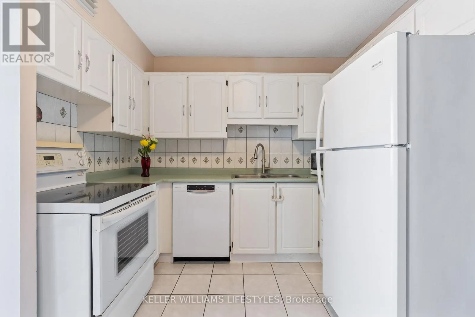 605 - 380 KING STREET, #605