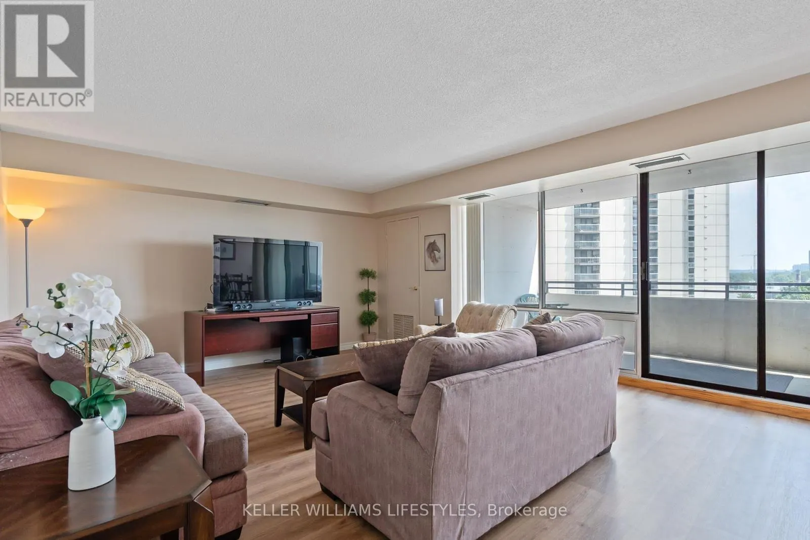 605 - 380 KING STREET, #605