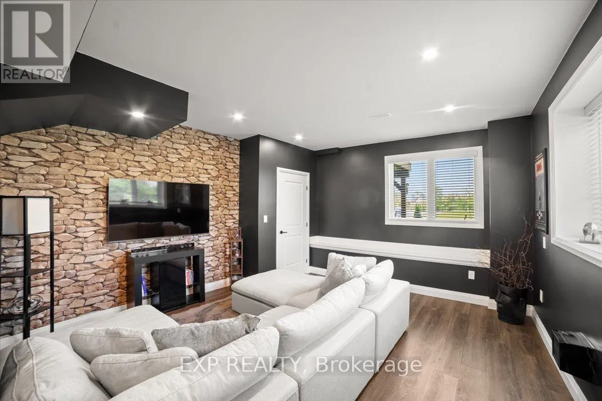 138 CREEKWOOD COURT E