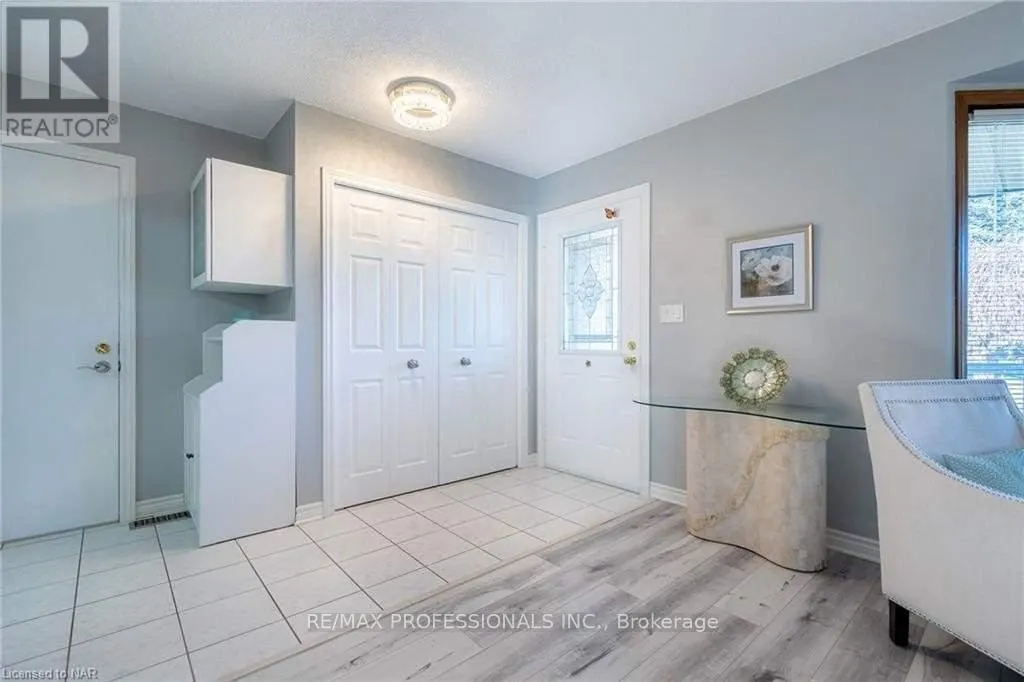 UPPER - 100 LARCHWOOD CIRCLE