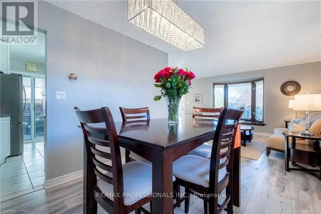 UPPER - 100 LARCHWOOD CIRCLE