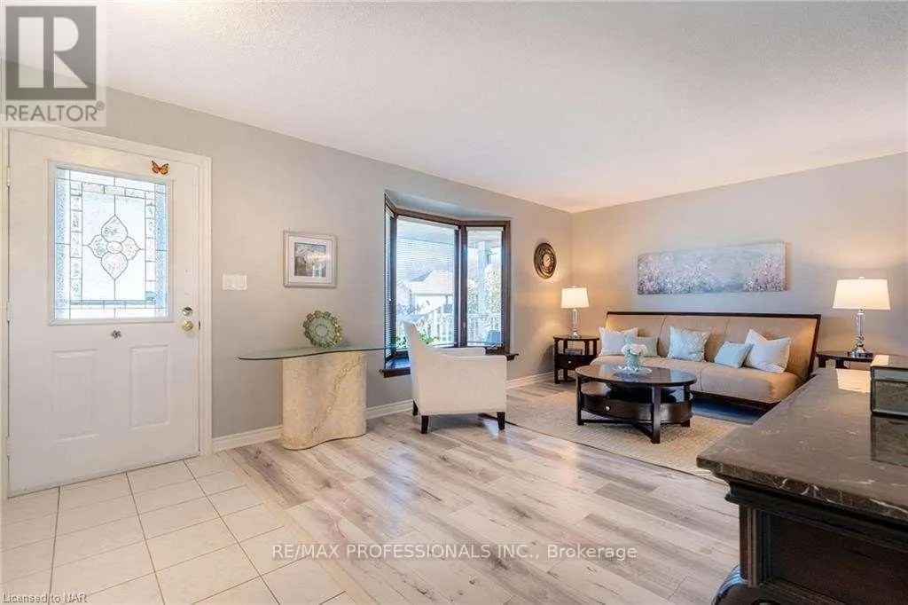 UPPER - 100 LARCHWOOD CIRCLE