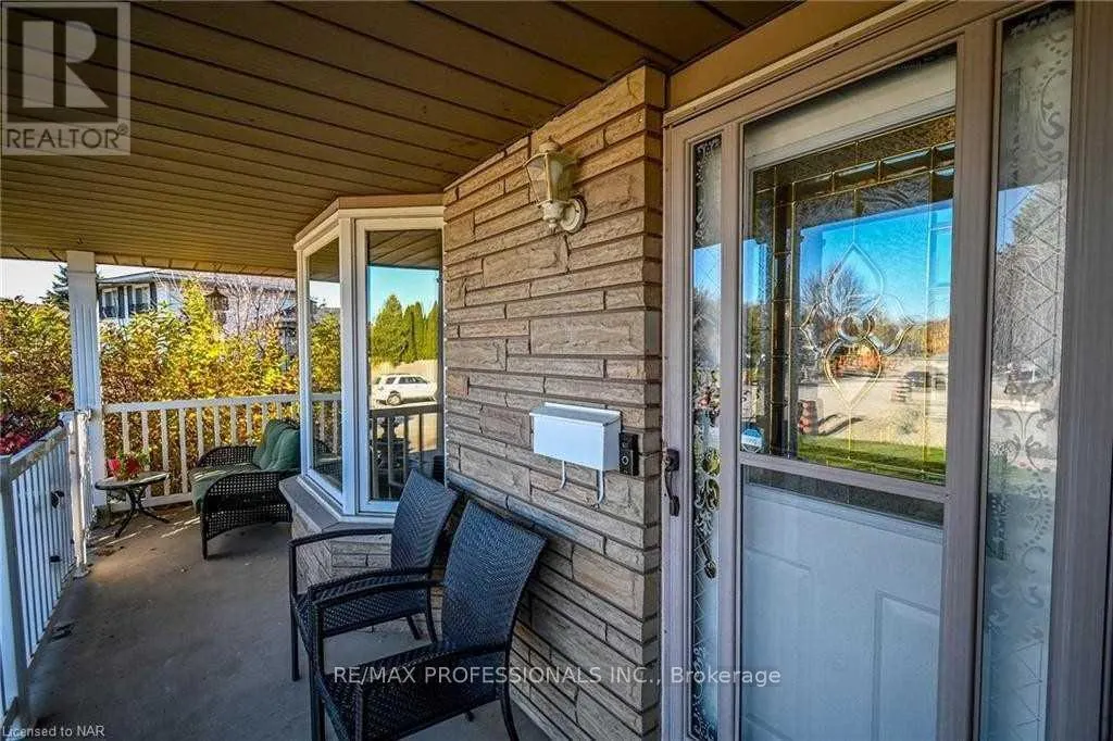 UPPER - 100 LARCHWOOD CIRCLE
