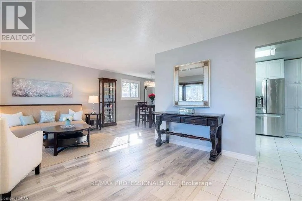 UPPER - 100 LARCHWOOD CIRCLE
