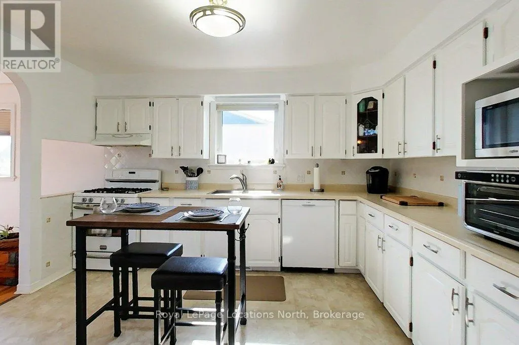 306 LAKESHORE ROAD N
