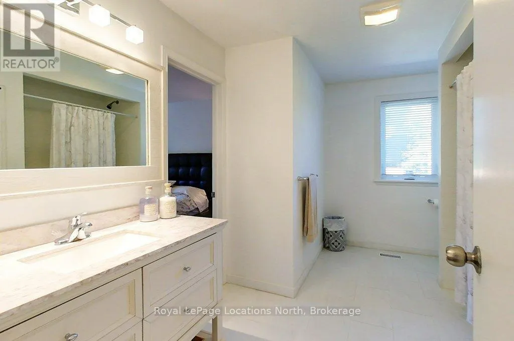 306 LAKESHORE ROAD N