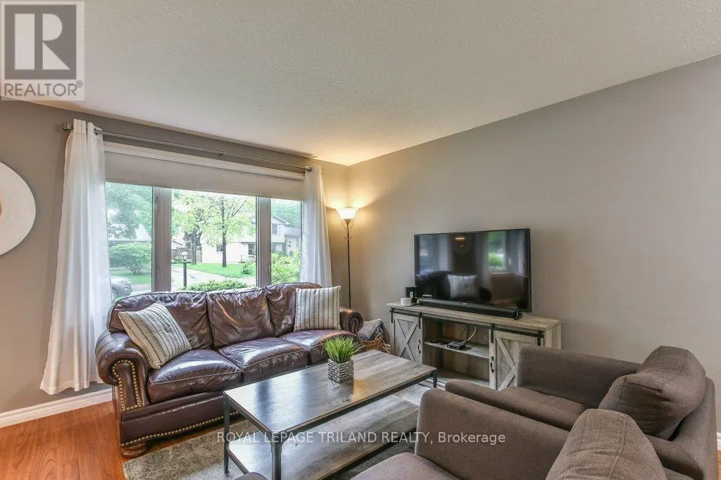44 TWEED CRESCENT