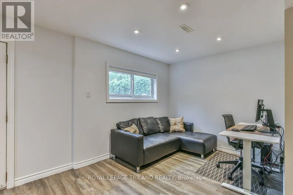 44 TWEED CRESCENT