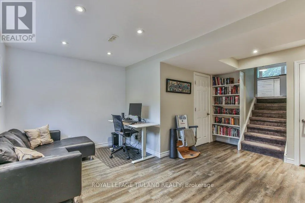 44 TWEED CRESCENT