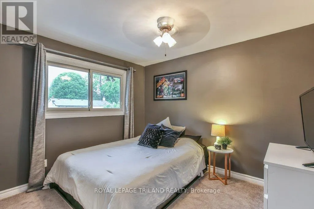 44 TWEED CRESCENT