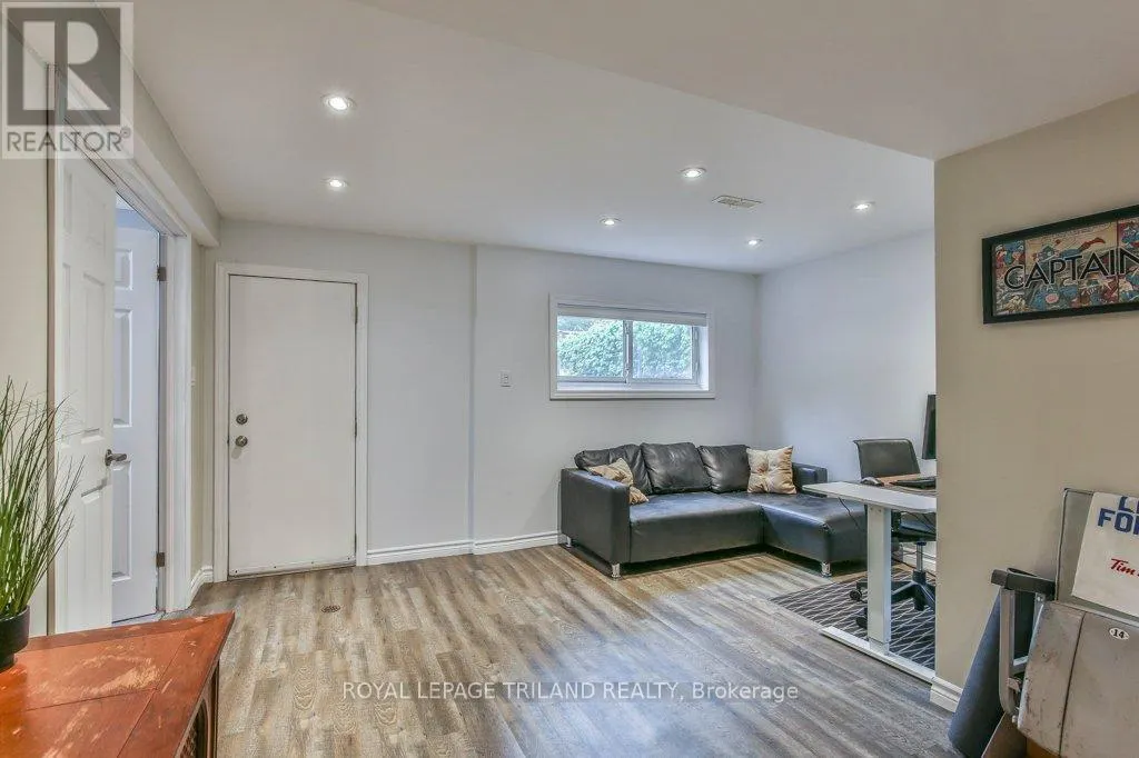 44 TWEED CRESCENT