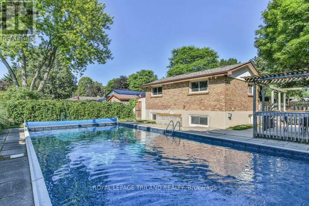 44 TWEED CRESCENT