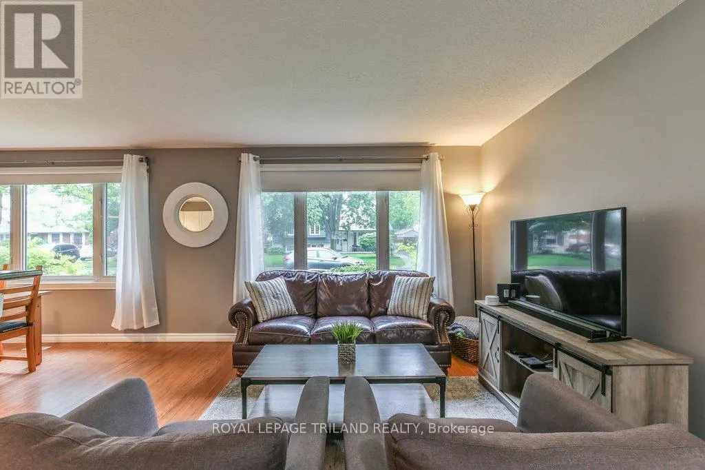 44 TWEED CRESCENT