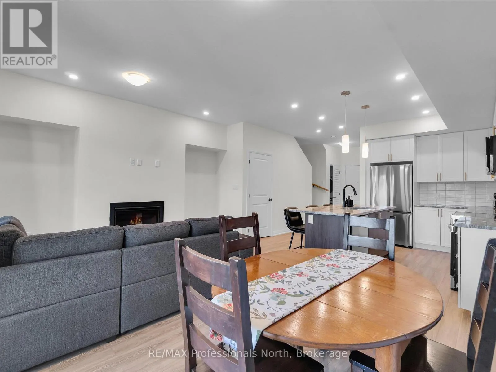 212 - 245 CRESCENT BAY LANE, #212