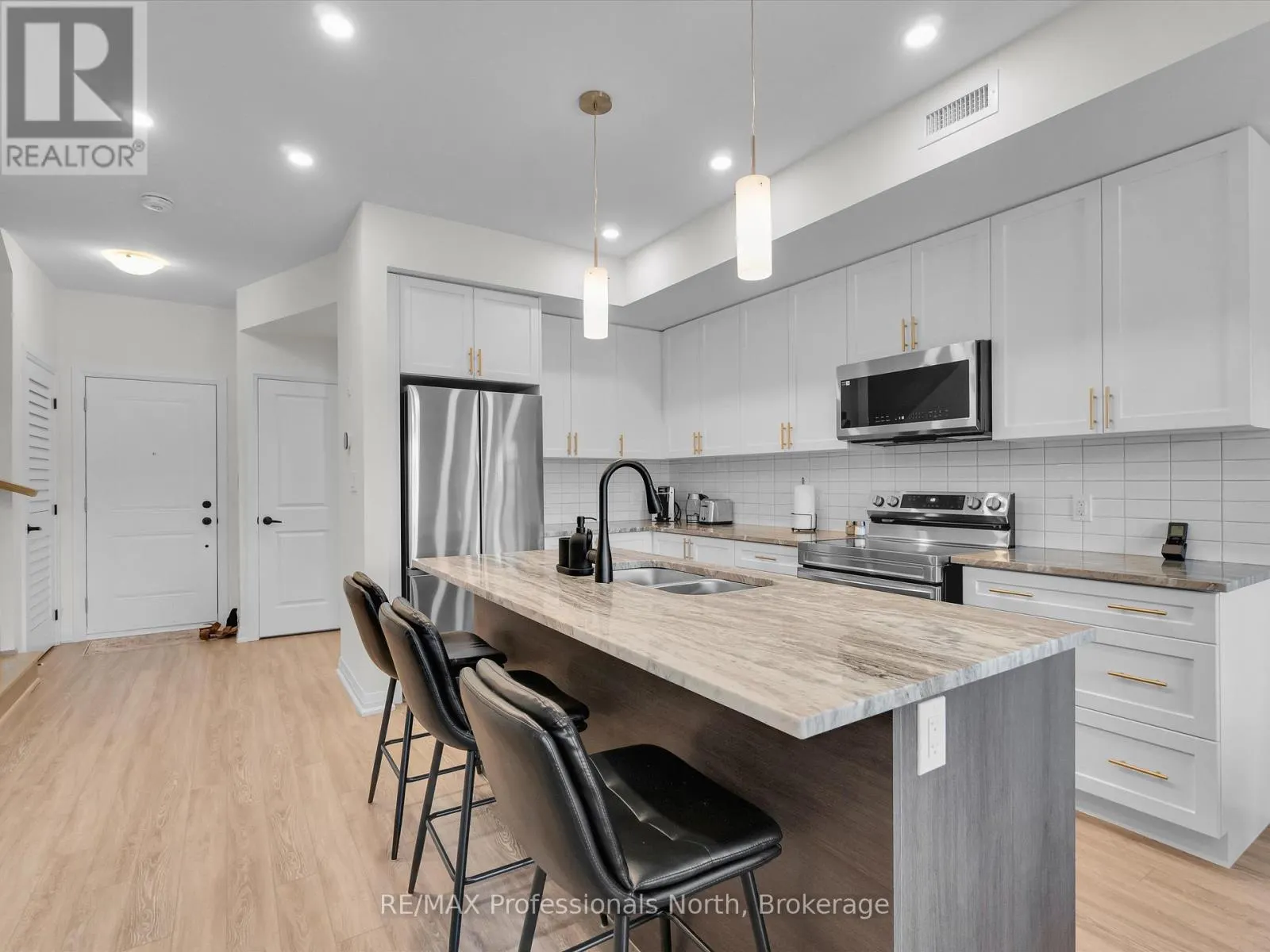 212 - 245 CRESCENT BAY LANE, #212