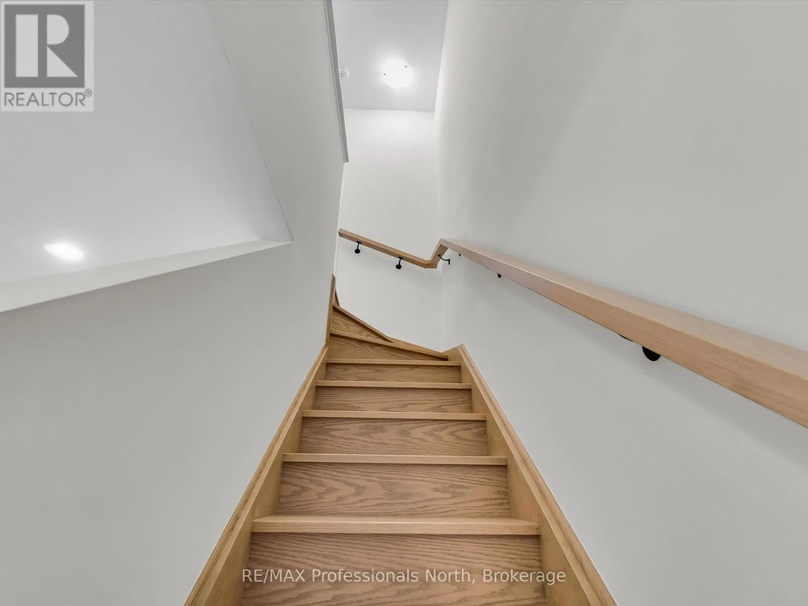 212 - 245 CRESCENT BAY LANE, #212