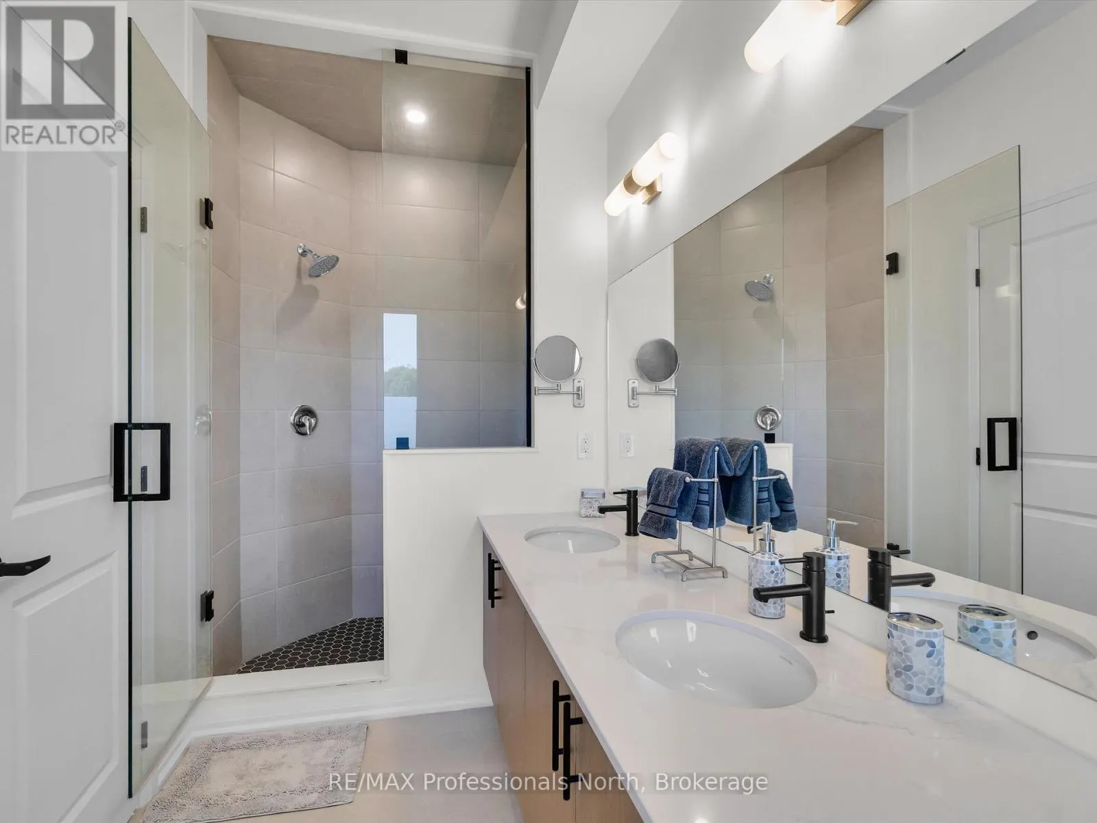 212 - 245 CRESCENT BAY LANE, #212