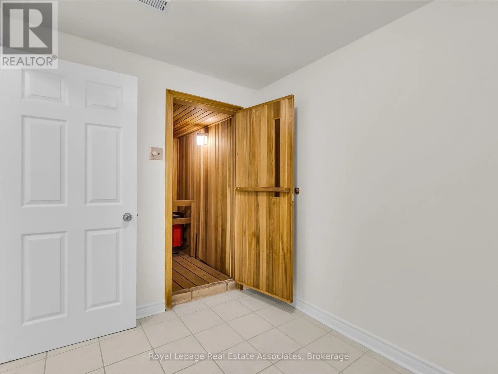 16 - 1581 HIDDEN VALLEY ROAD