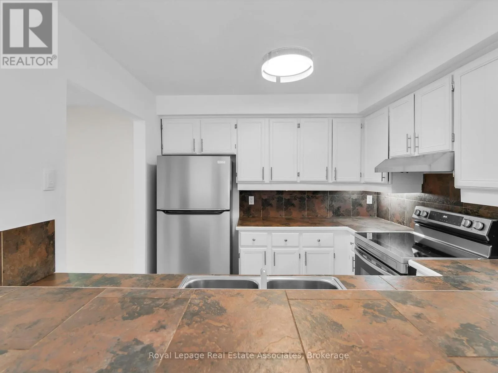 16 - 1581 HIDDEN VALLEY ROAD