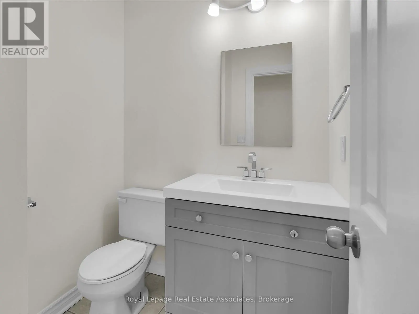 16 - 1581 HIDDEN VALLEY ROAD