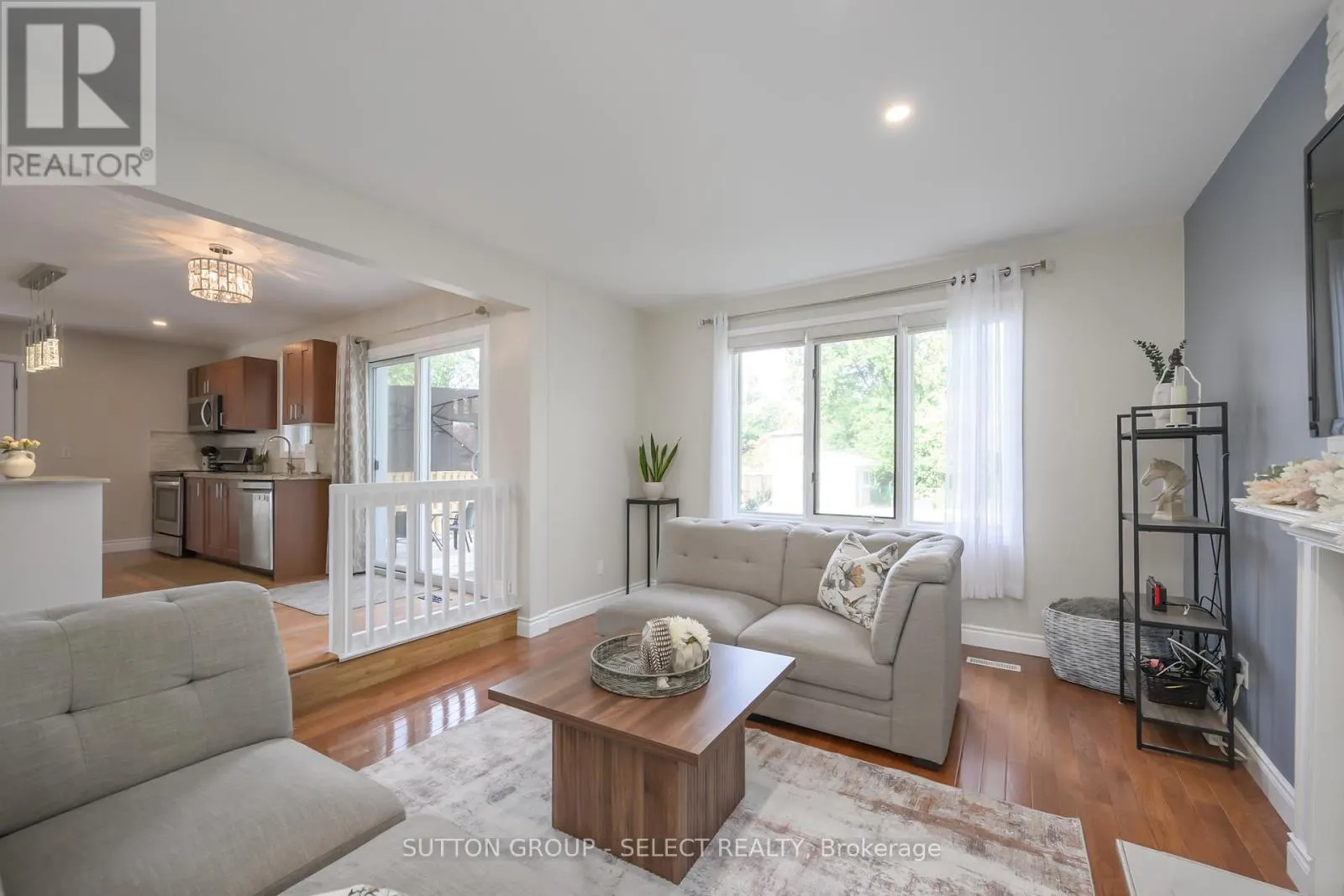 983 COUNTRY CLUB CRESCENT