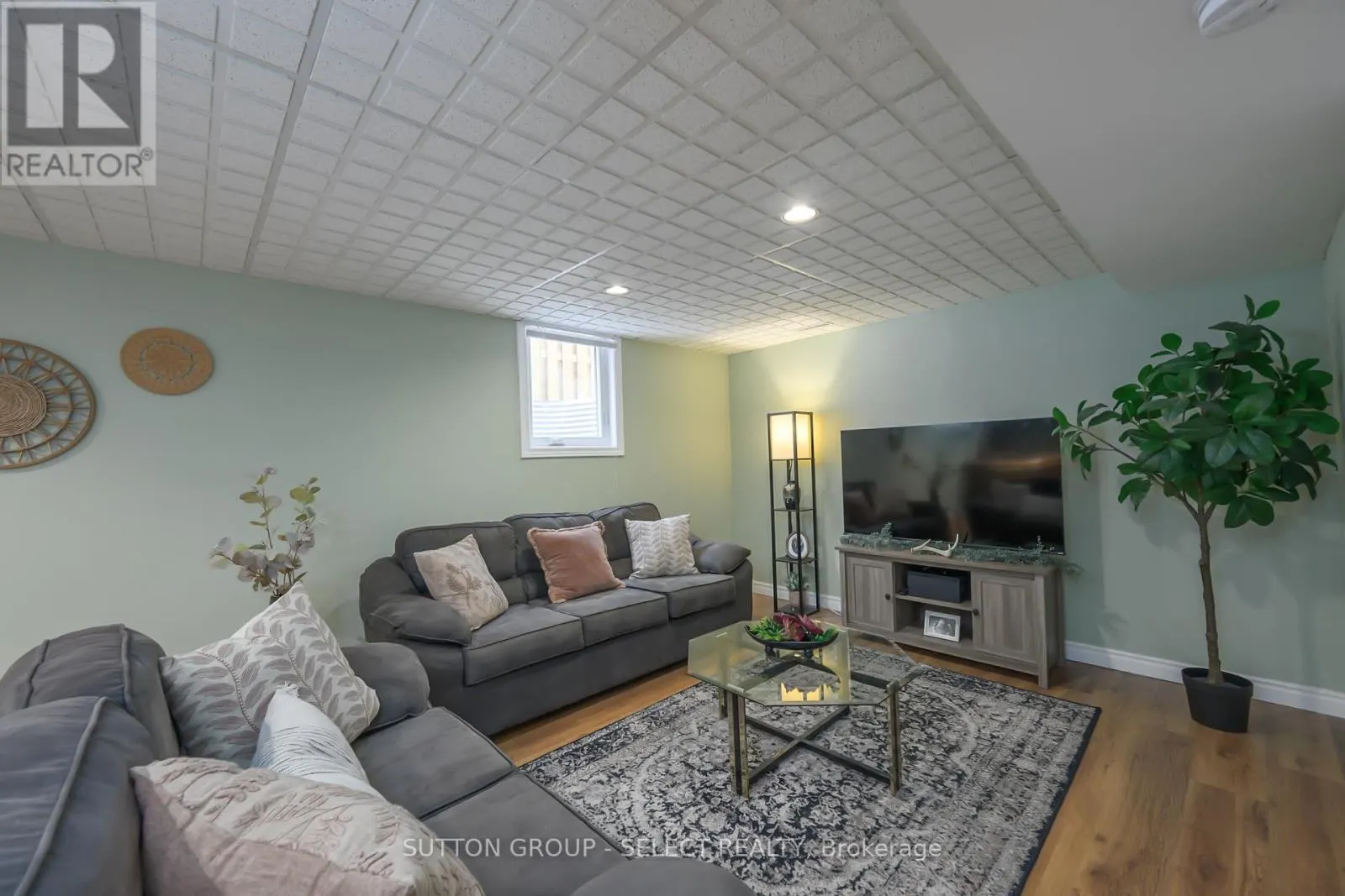 983 COUNTRY CLUB CRESCENT