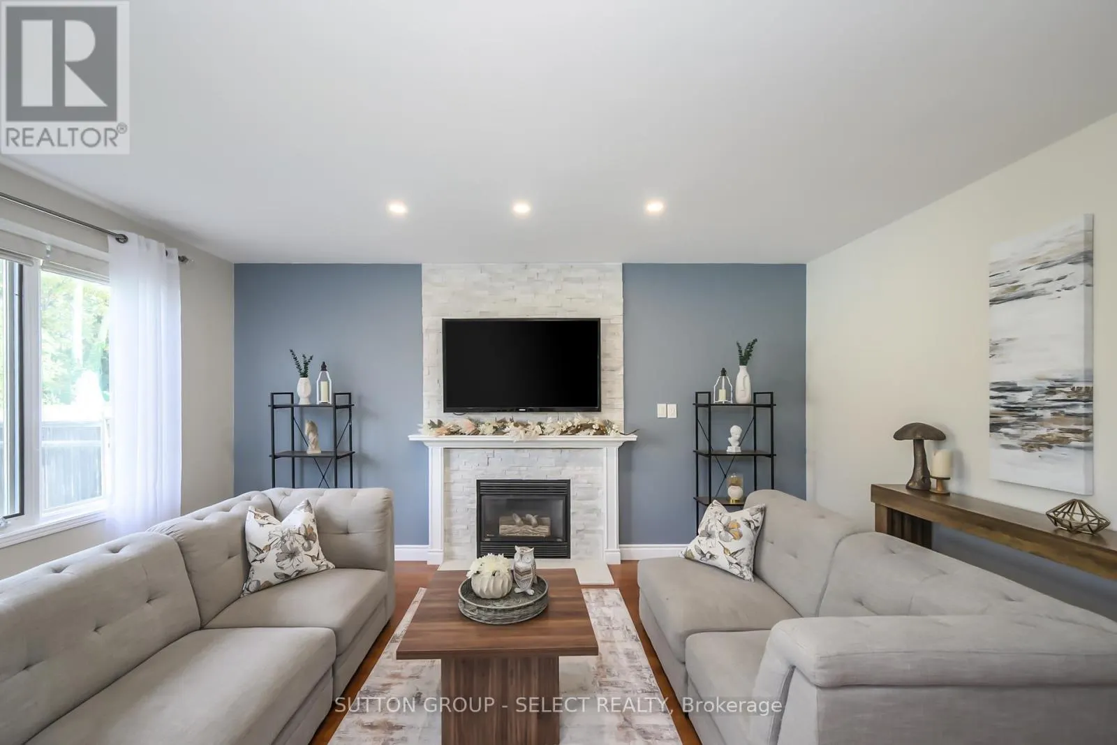 983 COUNTRY CLUB CRESCENT