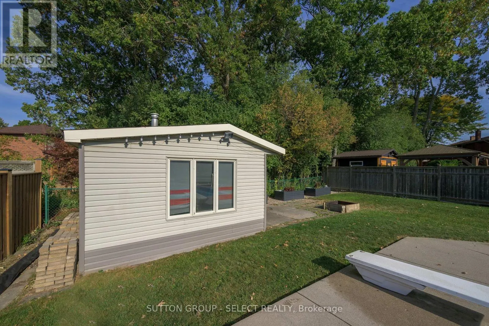 983 COUNTRY CLUB CRESCENT