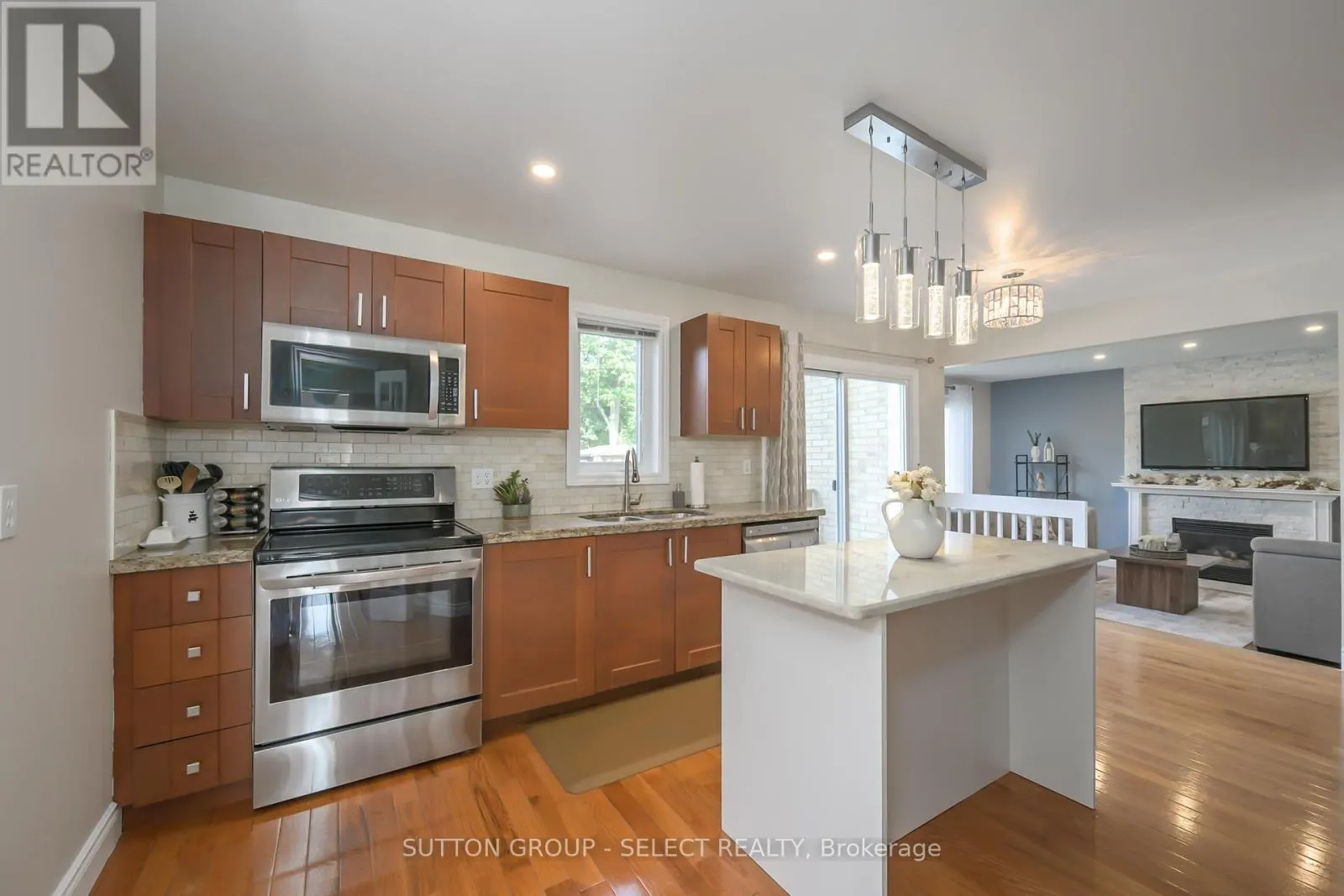 983 COUNTRY CLUB CRESCENT