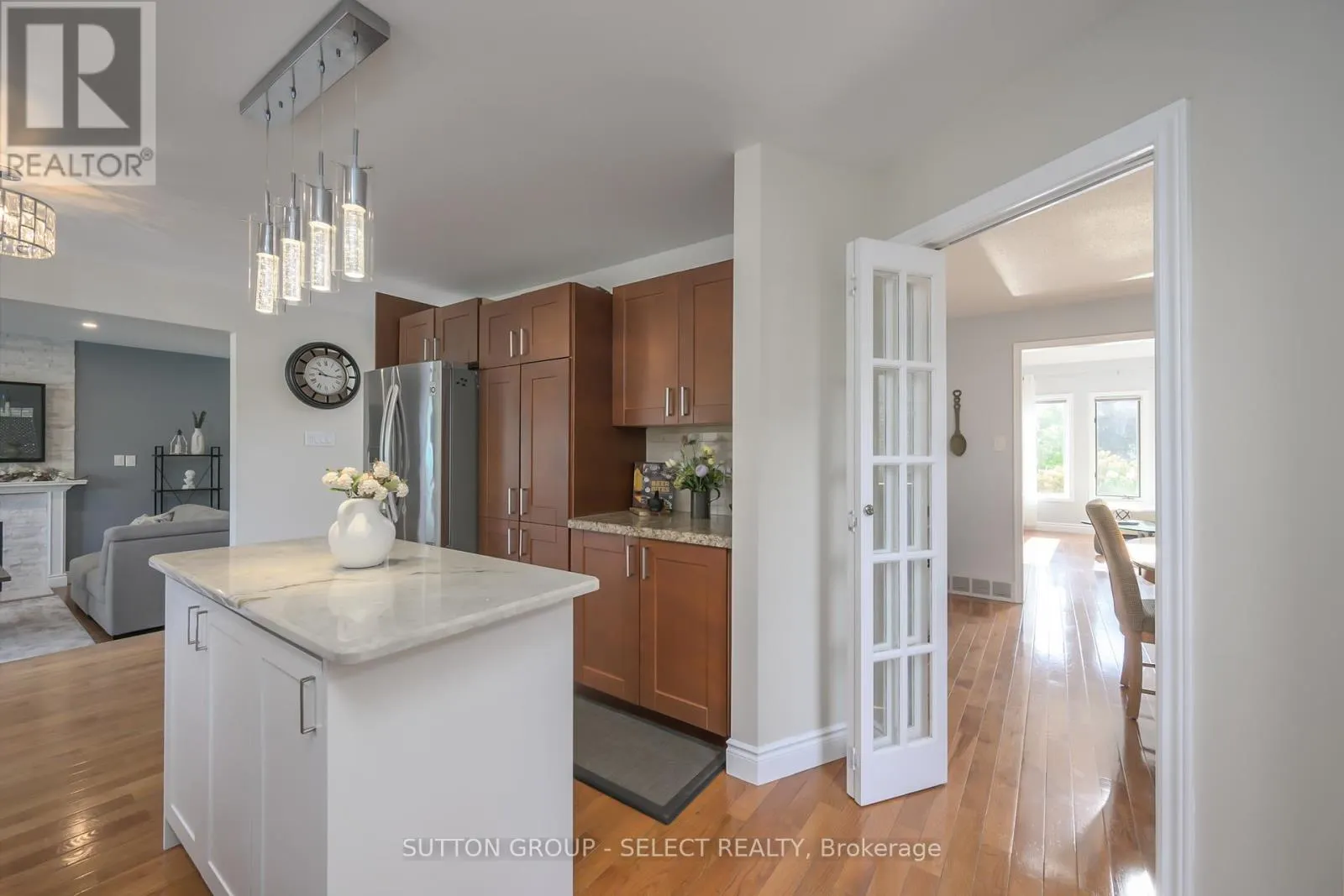 983 COUNTRY CLUB CRESCENT