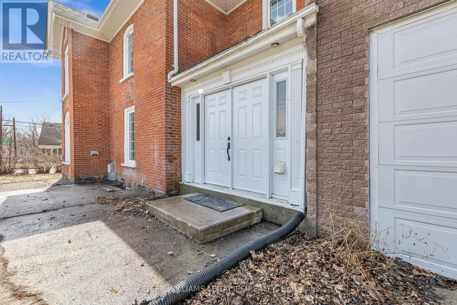 MAIN - 52 VICTORIA AVENUE N