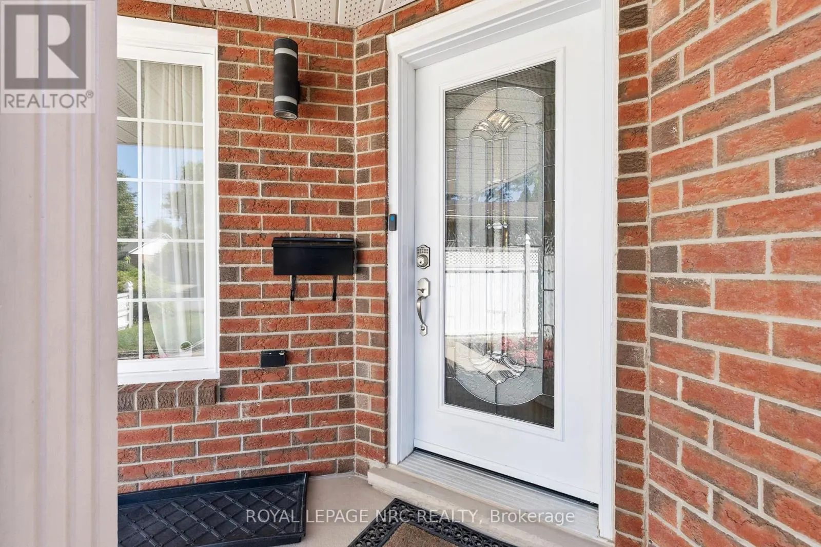 86 HUNTINGTON LANE