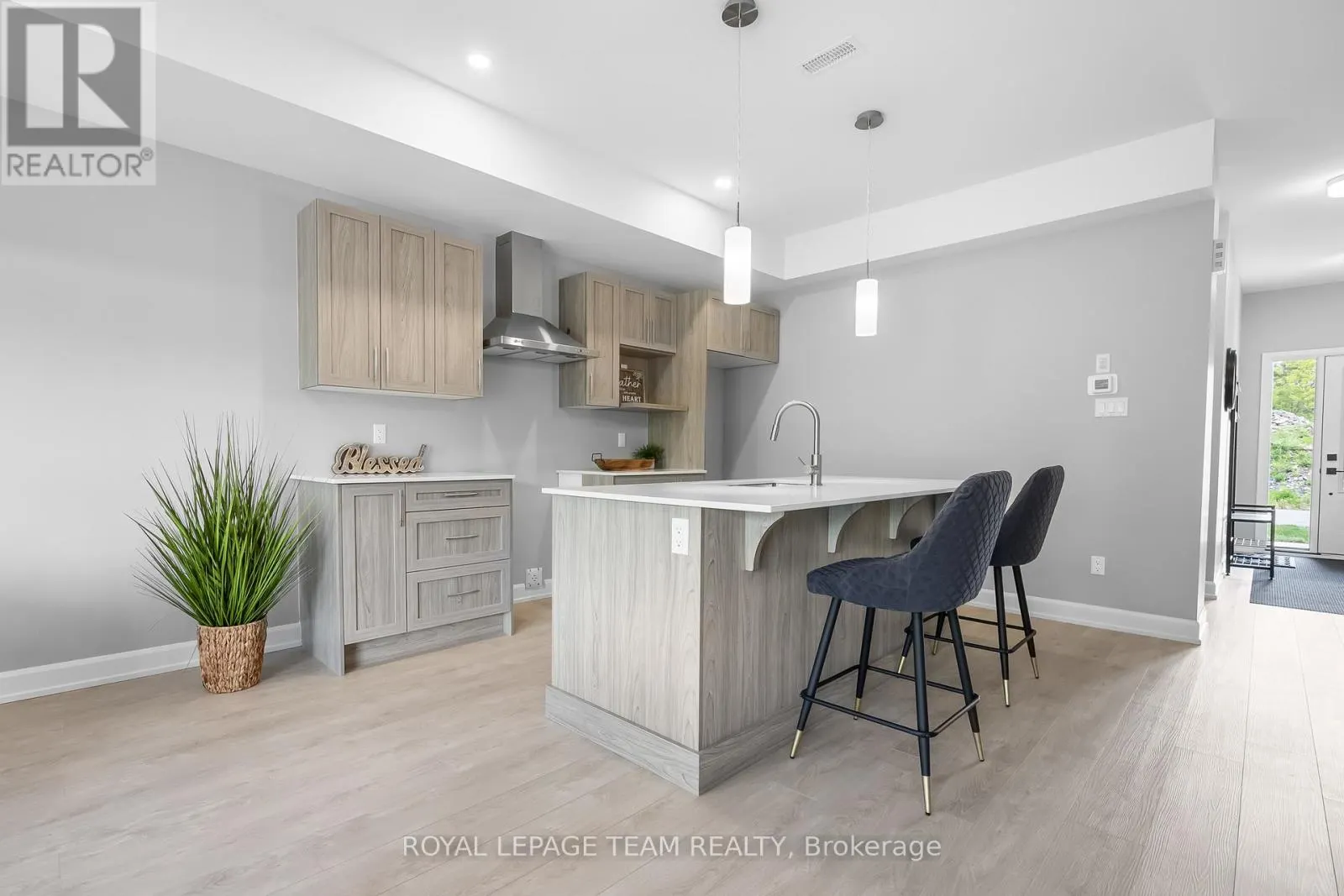 354 LEWIS STREET W