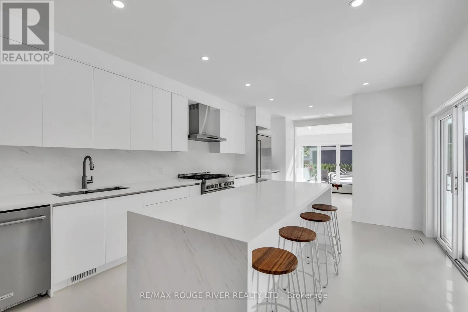 375 KING STREET W