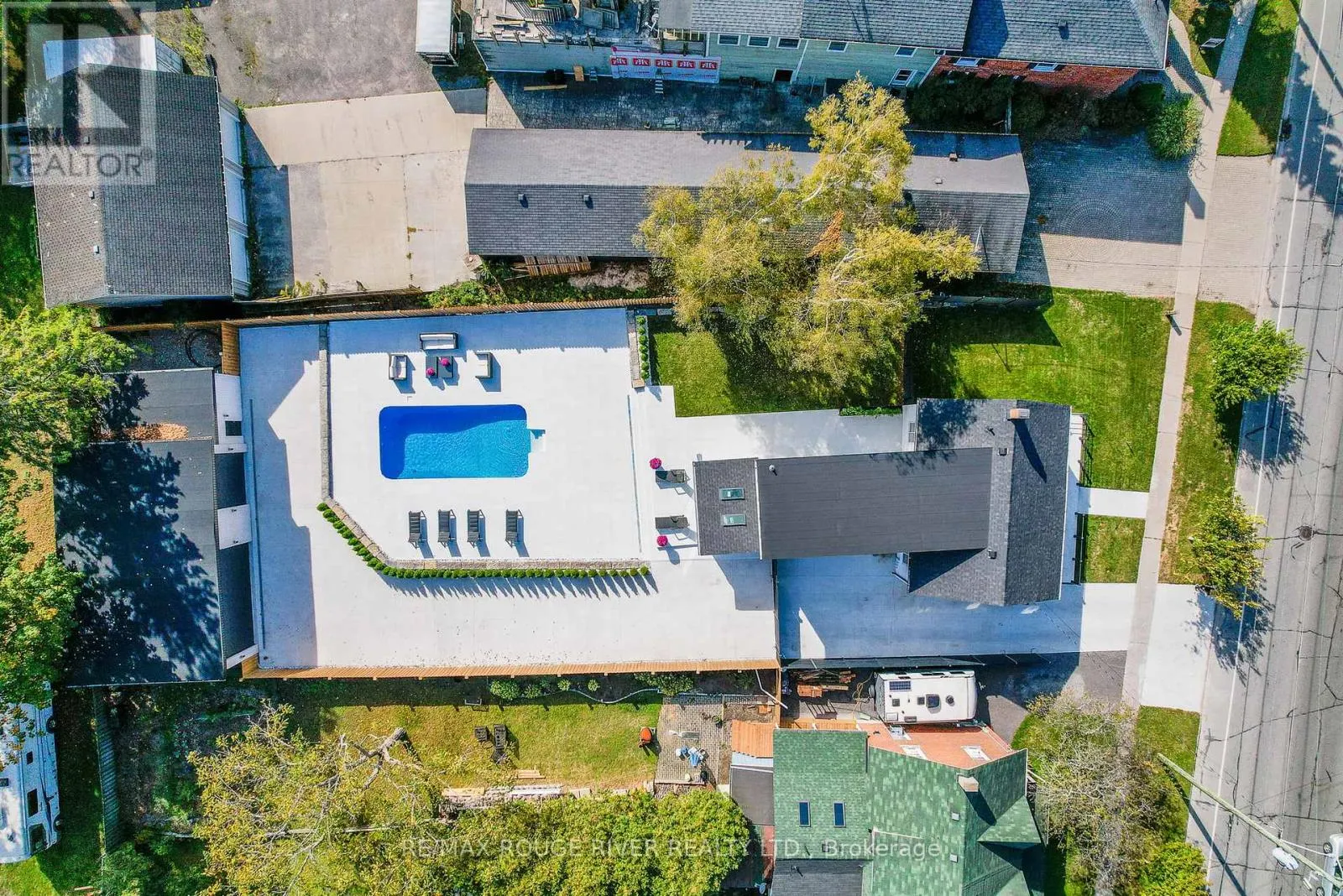 375 KING STREET W