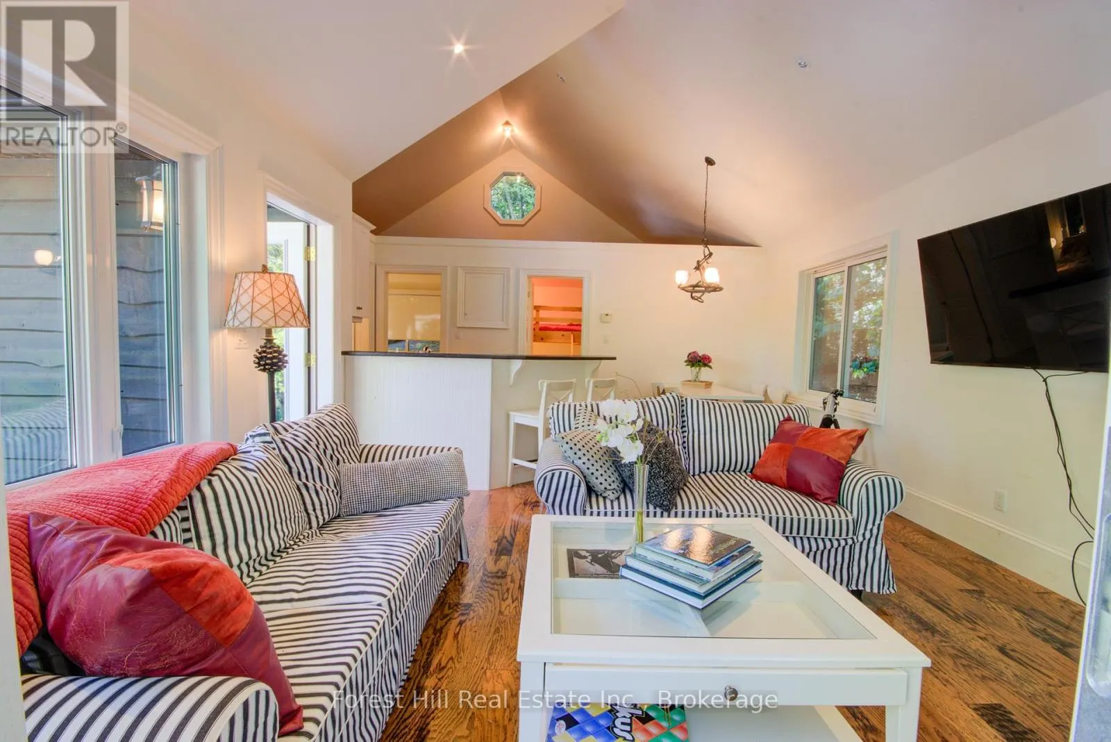 21 LAKEVIEW CRESCENT