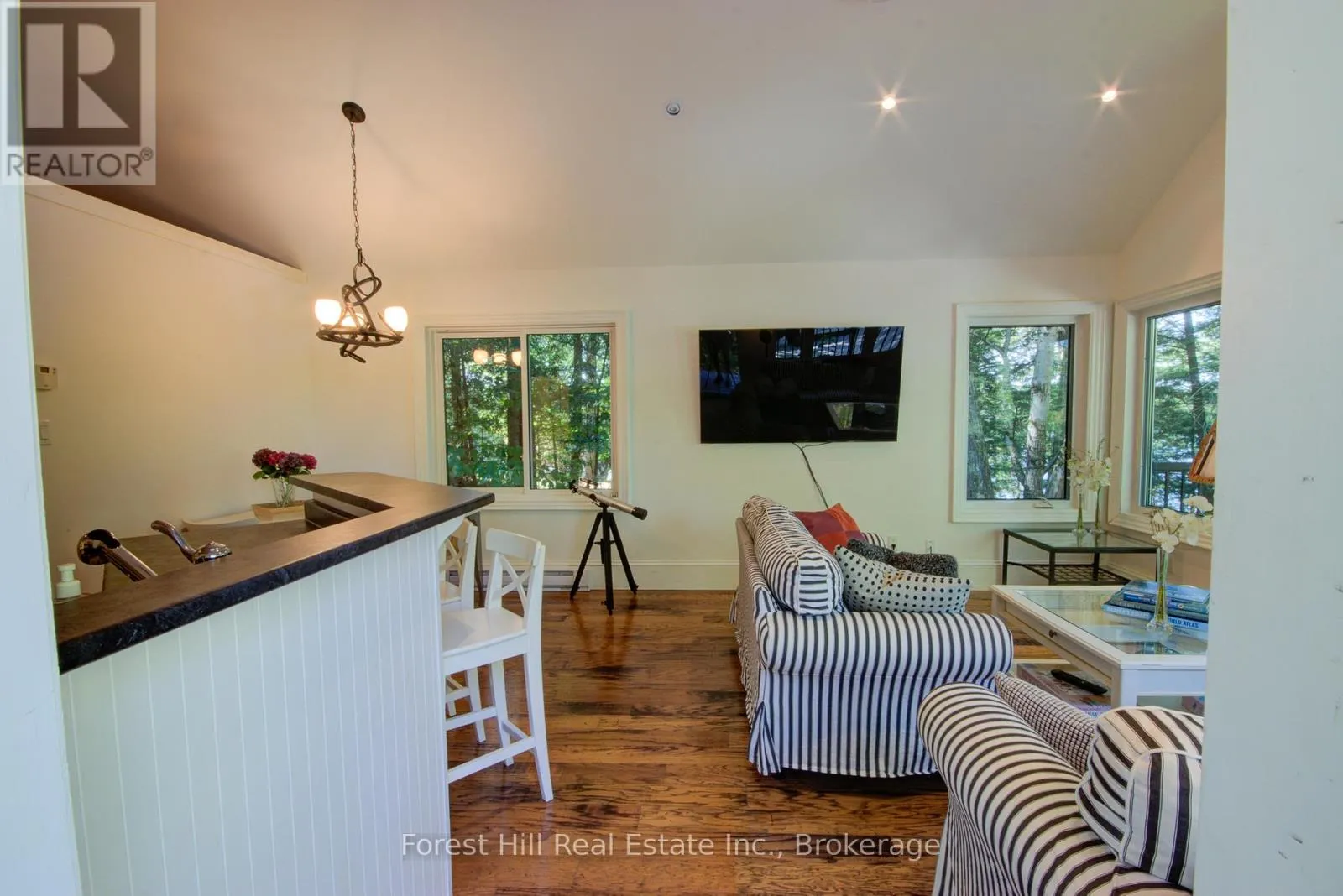 21 LAKEVIEW CRESCENT