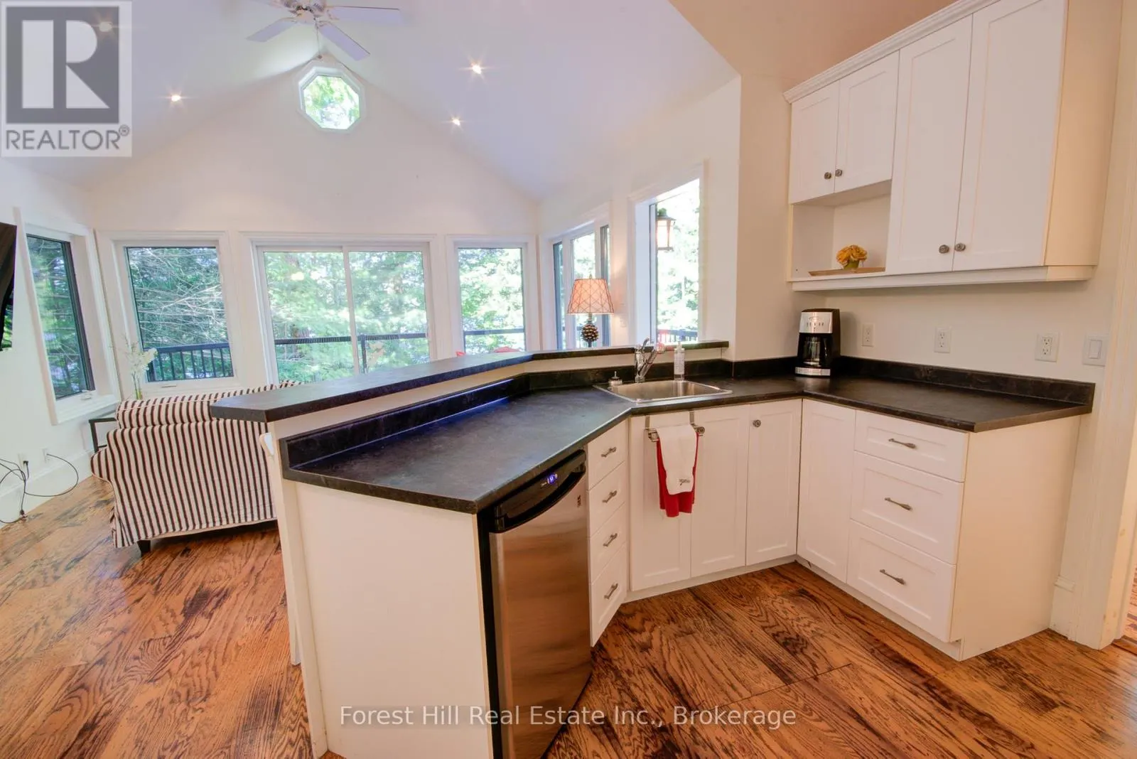 21 LAKEVIEW CRESCENT