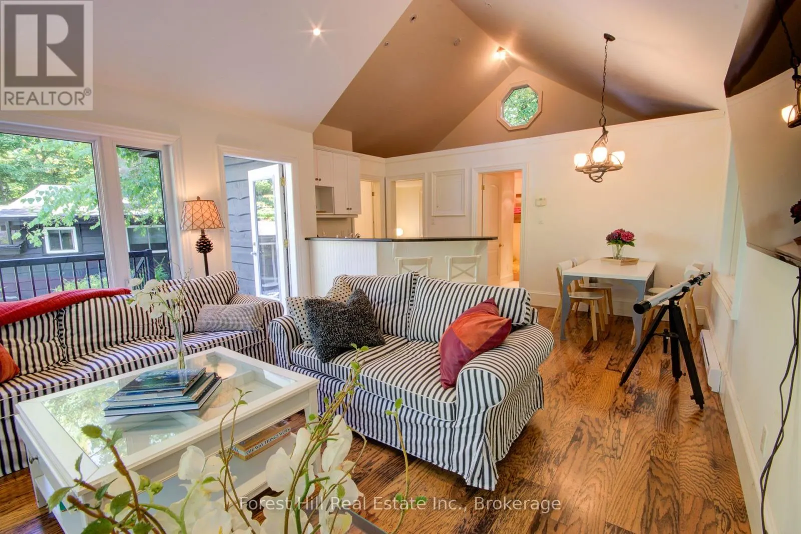 21 LAKEVIEW CRESCENT