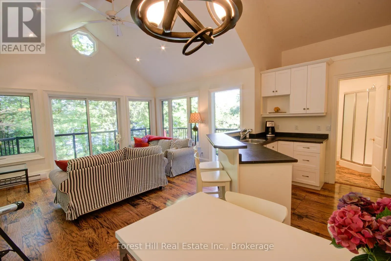 21 LAKEVIEW CRESCENT