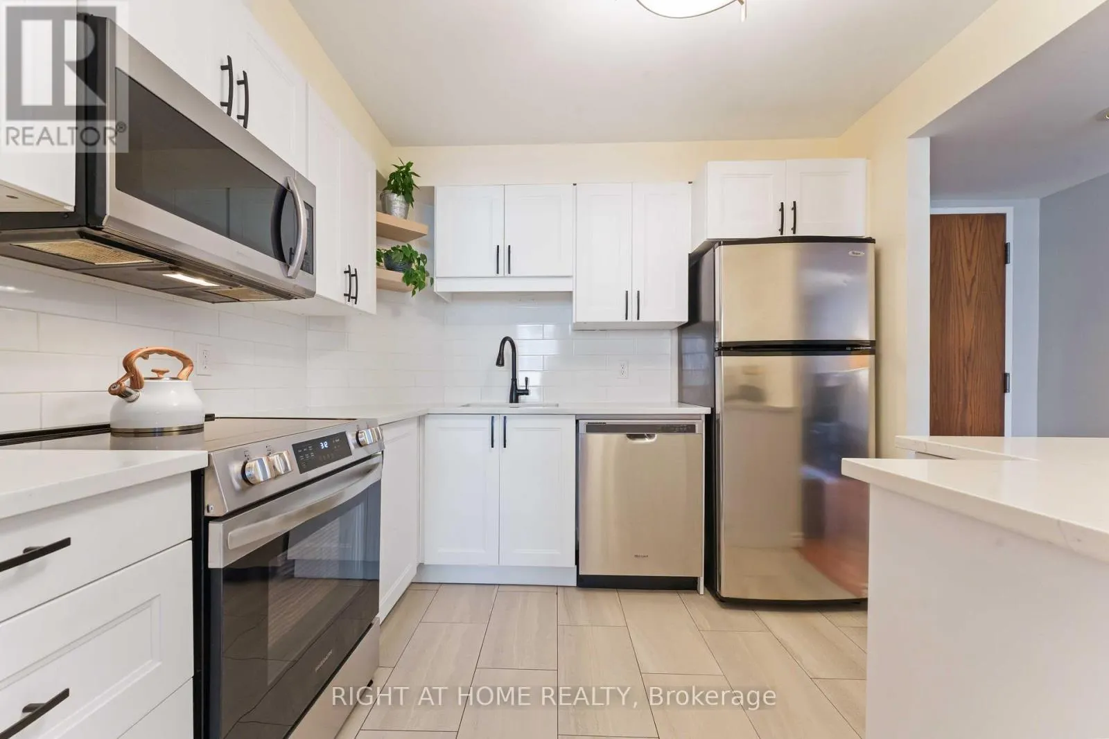 801 - 470 LAURIER AVENUE W