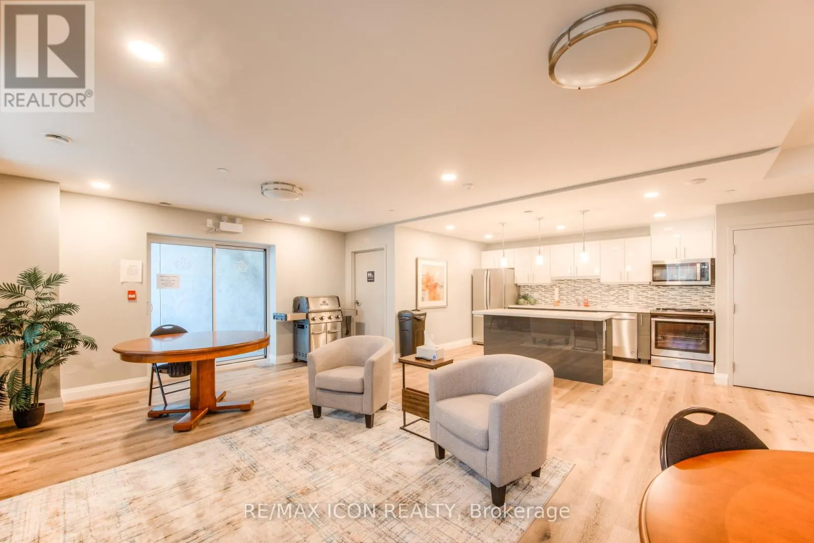 417 - 399 QUEEN STREET S