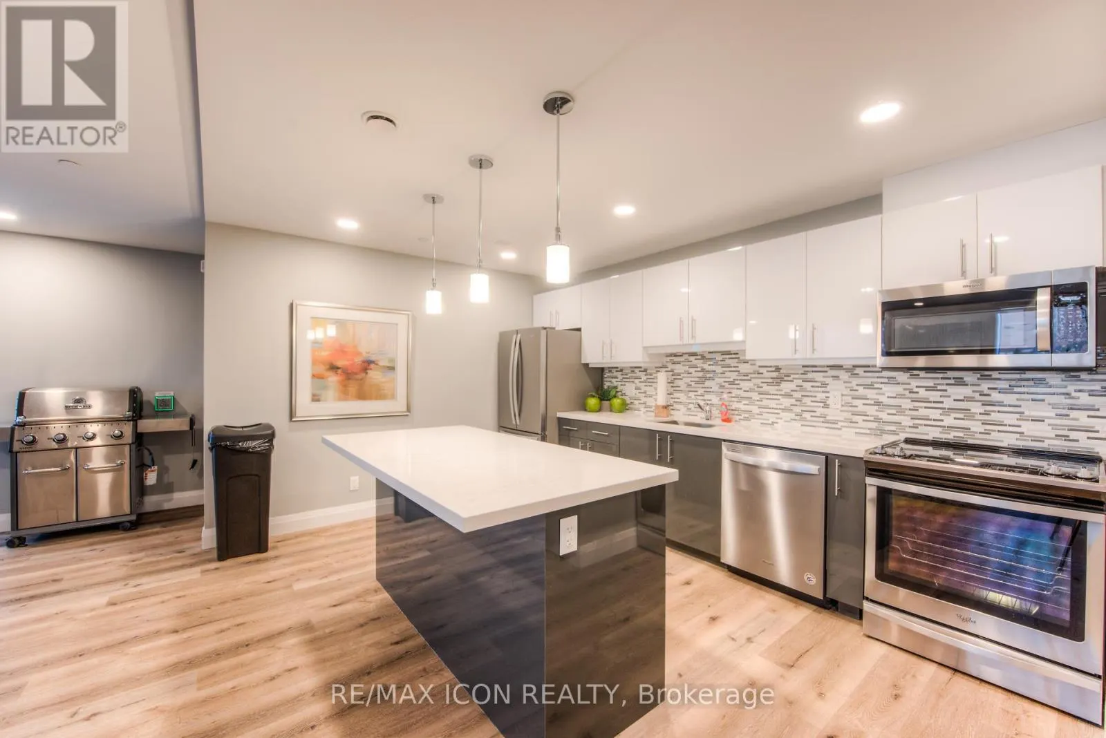 417 - 399 QUEEN STREET S