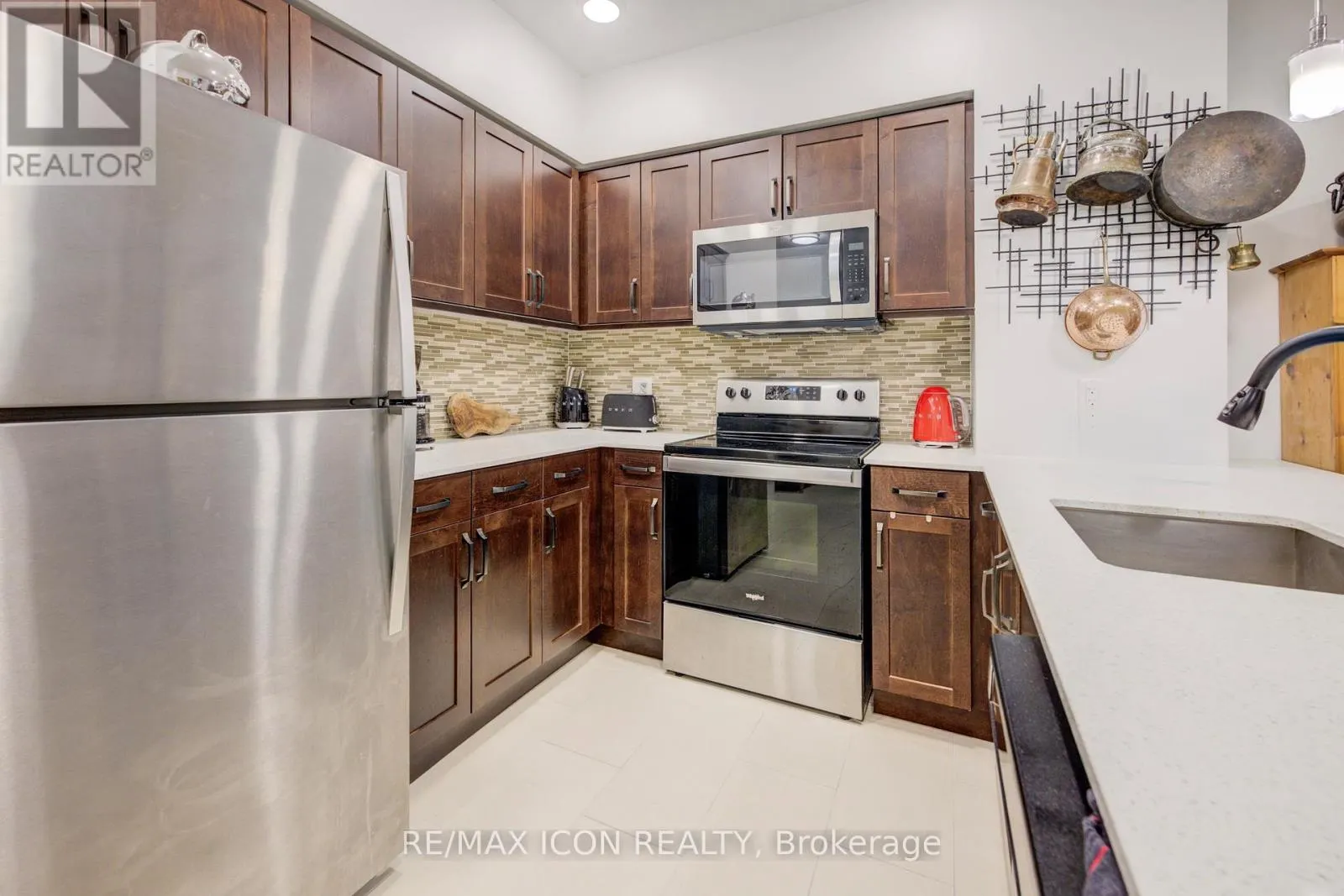 417 - 399 QUEEN STREET S
