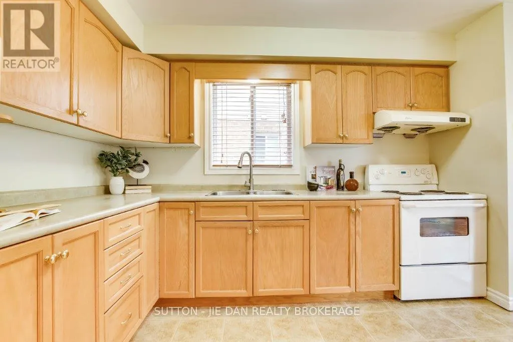 1061 CROSSCREEK CRESCENT
