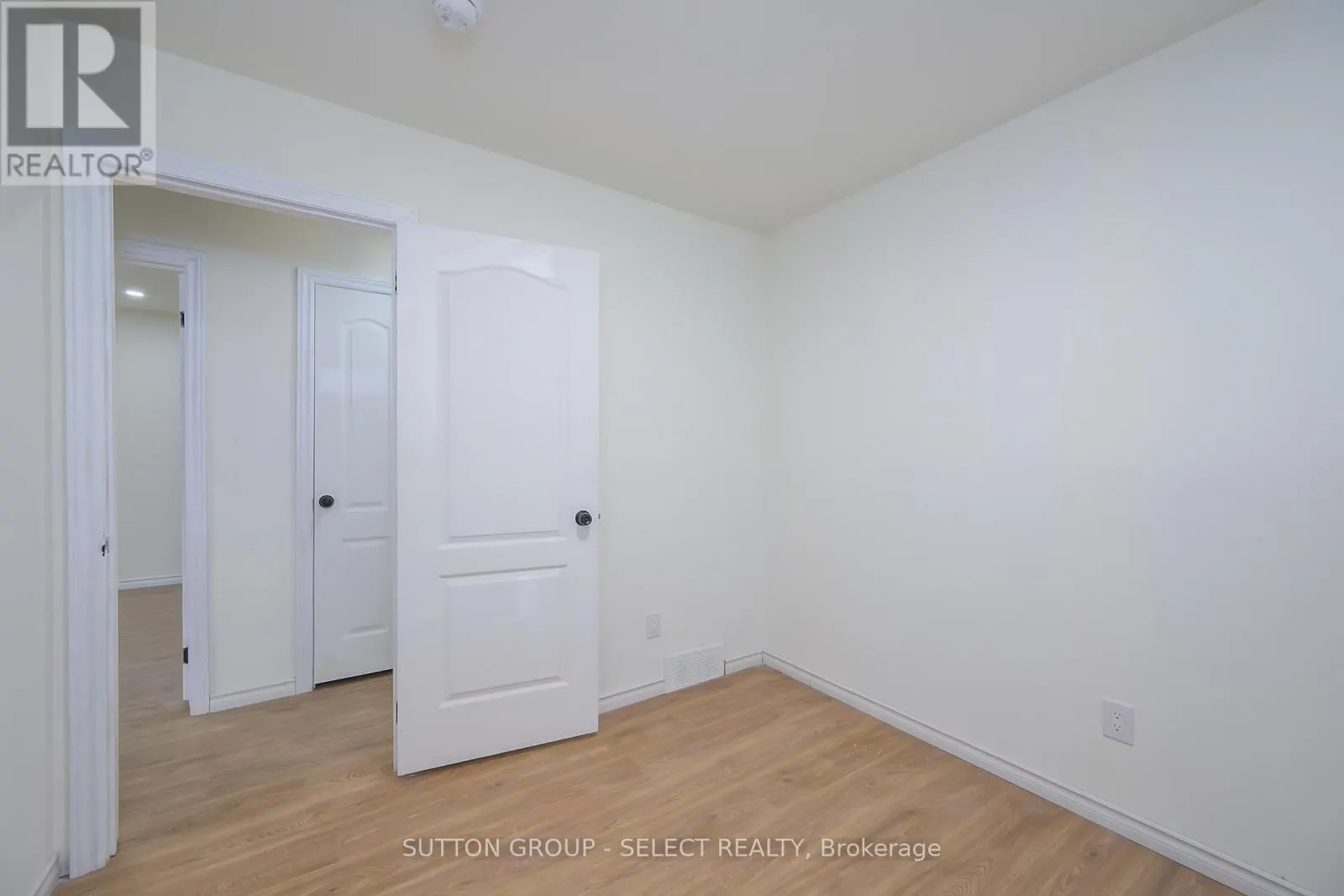 4 ALDERSBROOK CRESCENT