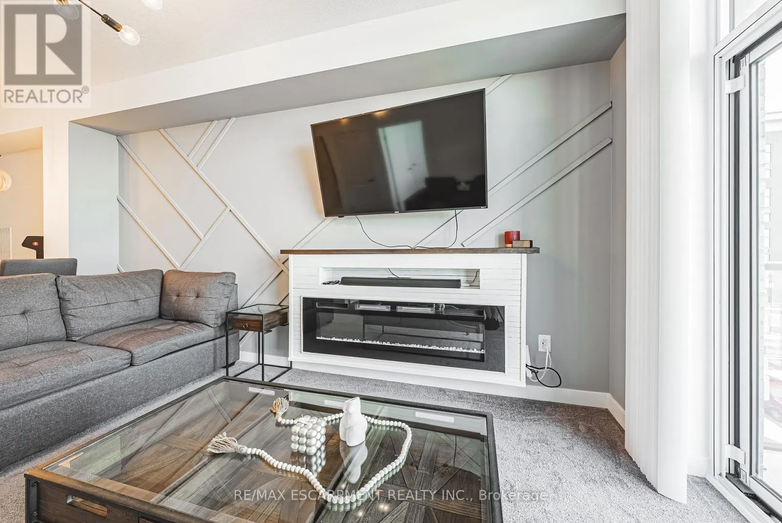 327 - 460 DUNDAS STREET E