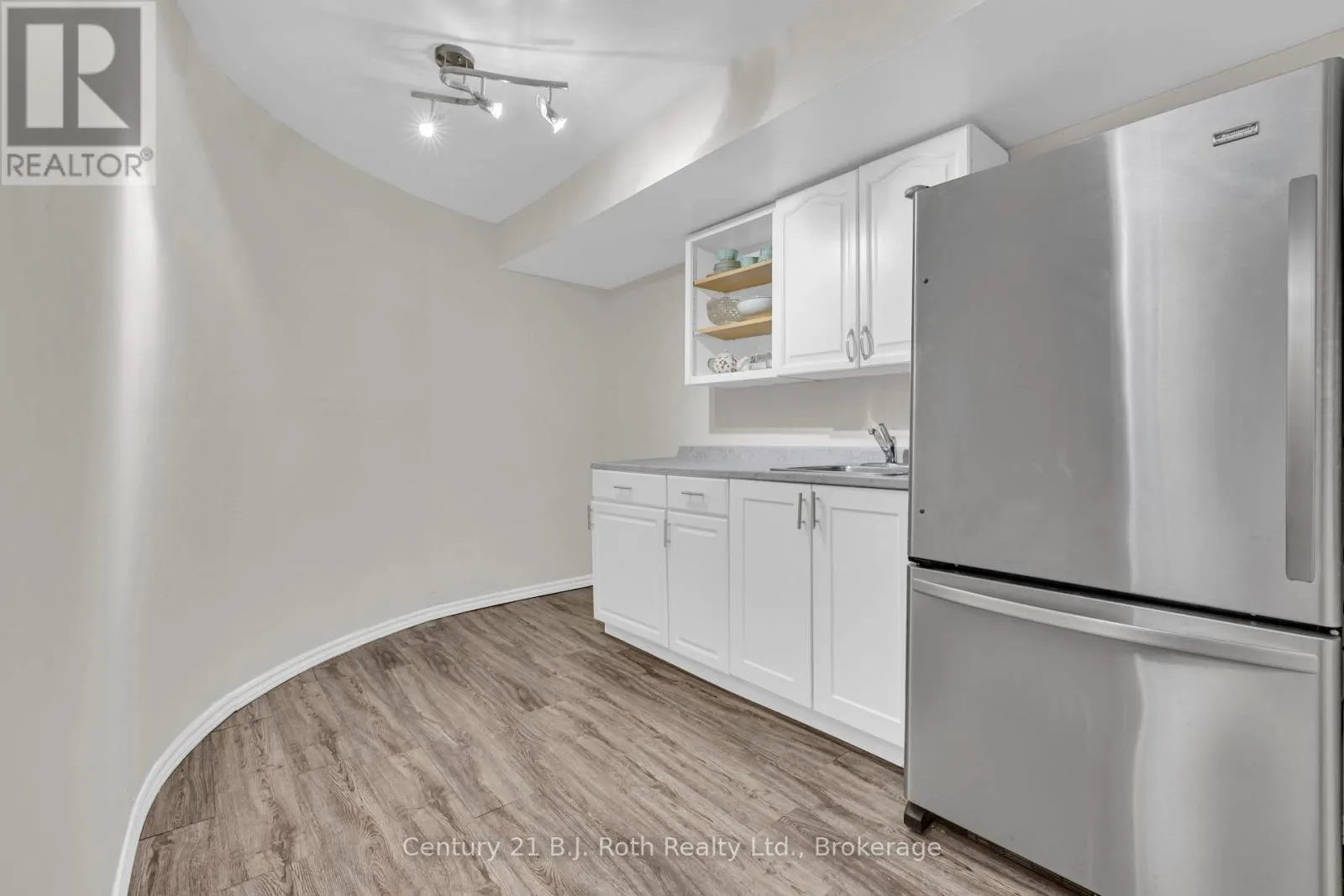 9 - 1185 GRAND MARAIS ROAD W, #9