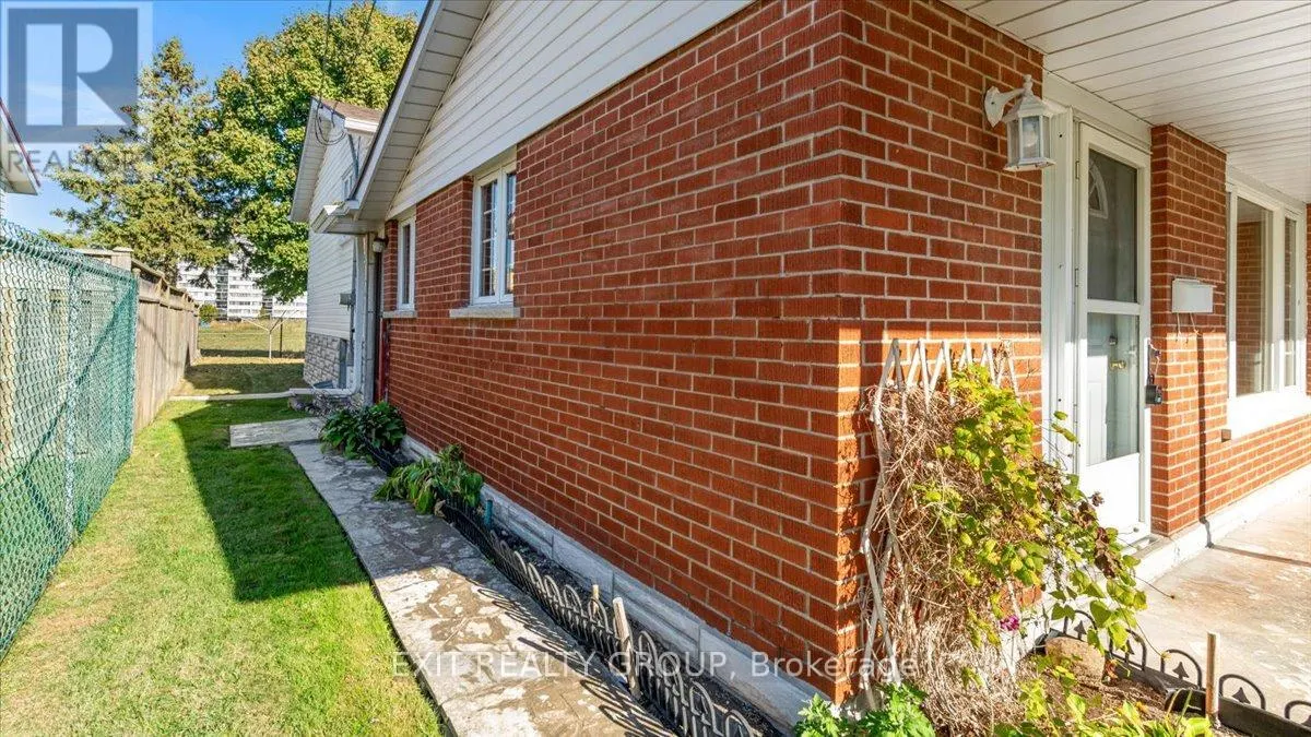 3 ROBERTSON LANE